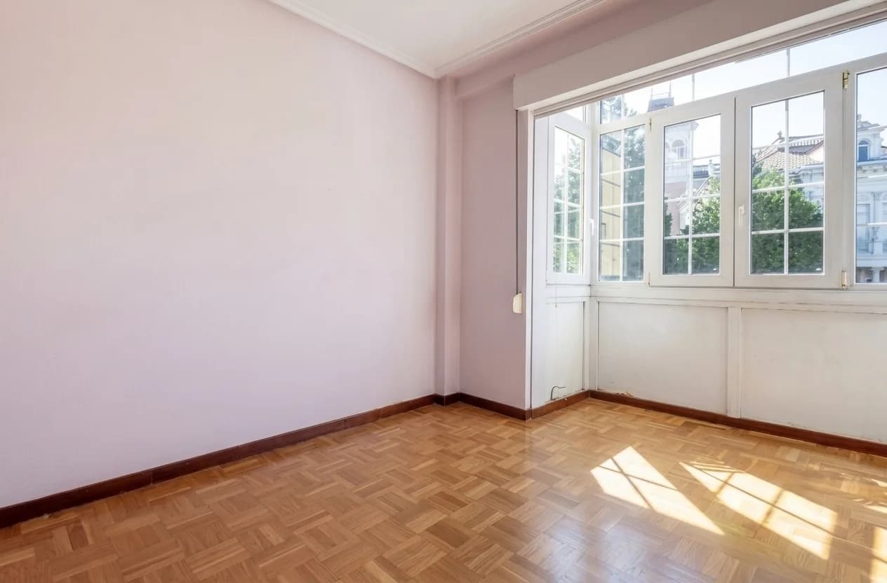 Dormitorio vacío antes del Home Staging de Vibra Inmobiliaria