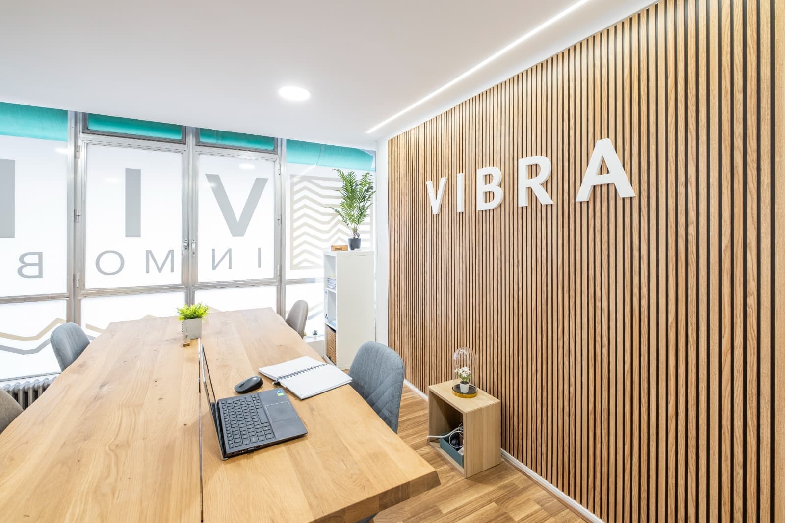 Equipo de Vibra Inmobiliaria atendiendo a clientes en su oficina de Oviedo