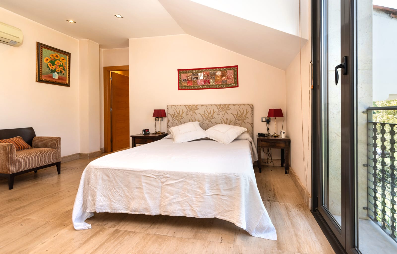 Dormitorio principal de la planta segunda con salida a balcón
