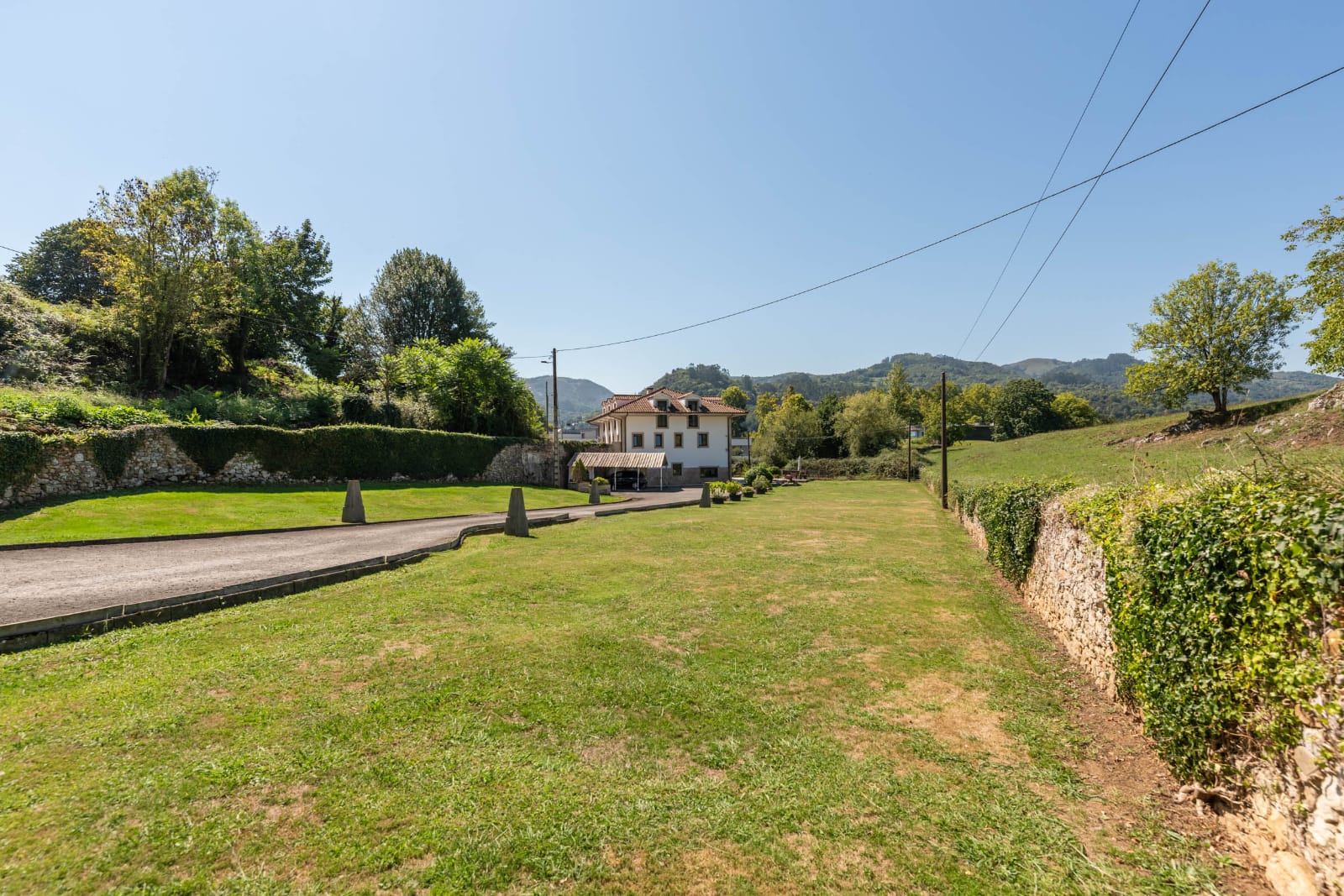 La casa y su finca vistas desde el camino de acceso privado